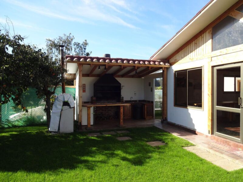 Parcela con casa y potencial uso comercial, Limache